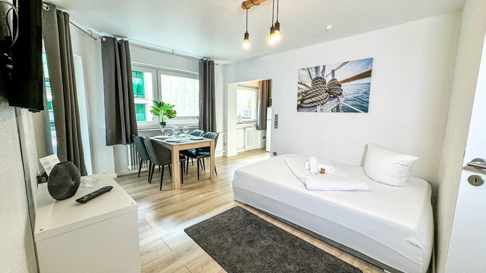 Bed, TV and multimedia, Living room, Photo of the whole room, Seating area, Dining area