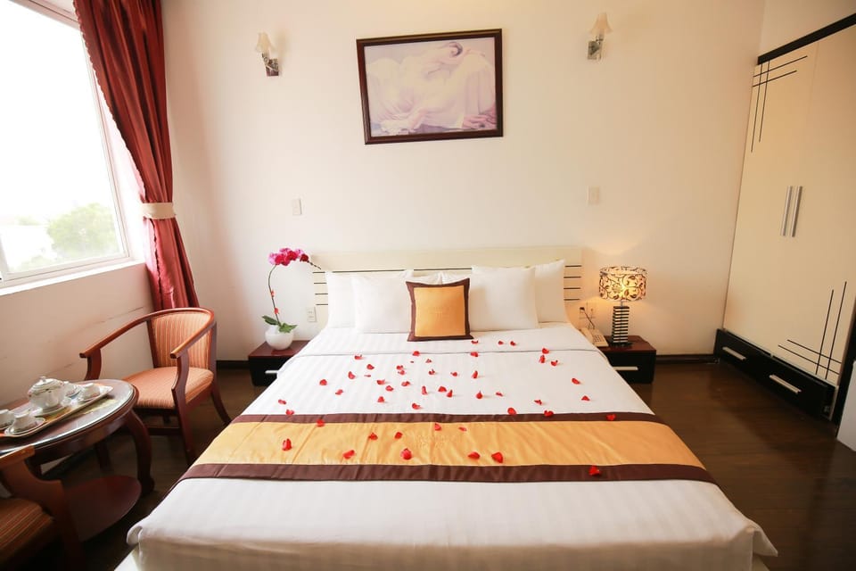 Bed, TV and multimedia, Photo of the whole room, Seating area, Bedroom