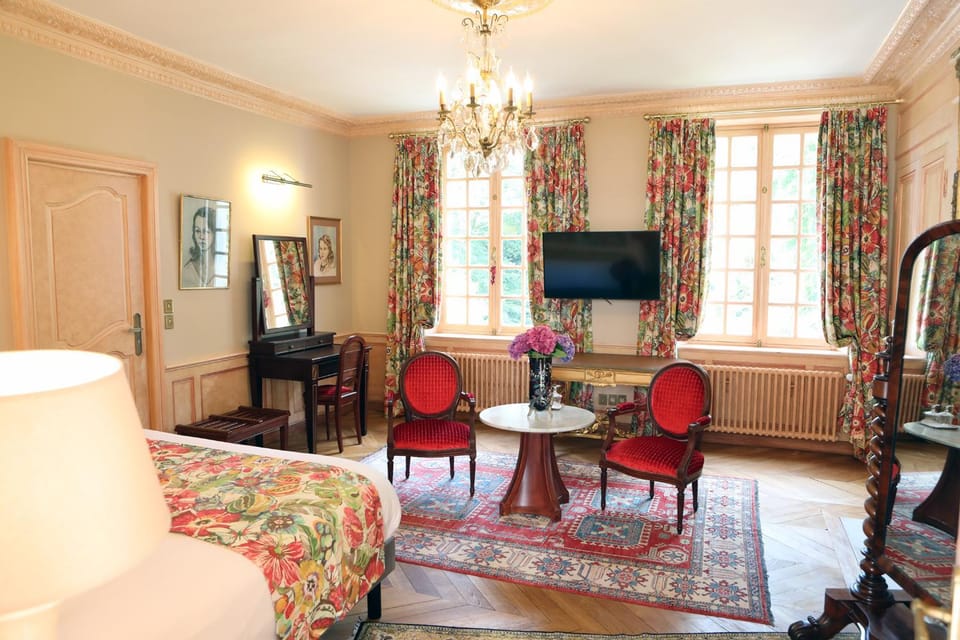 Seating area, Bedroom