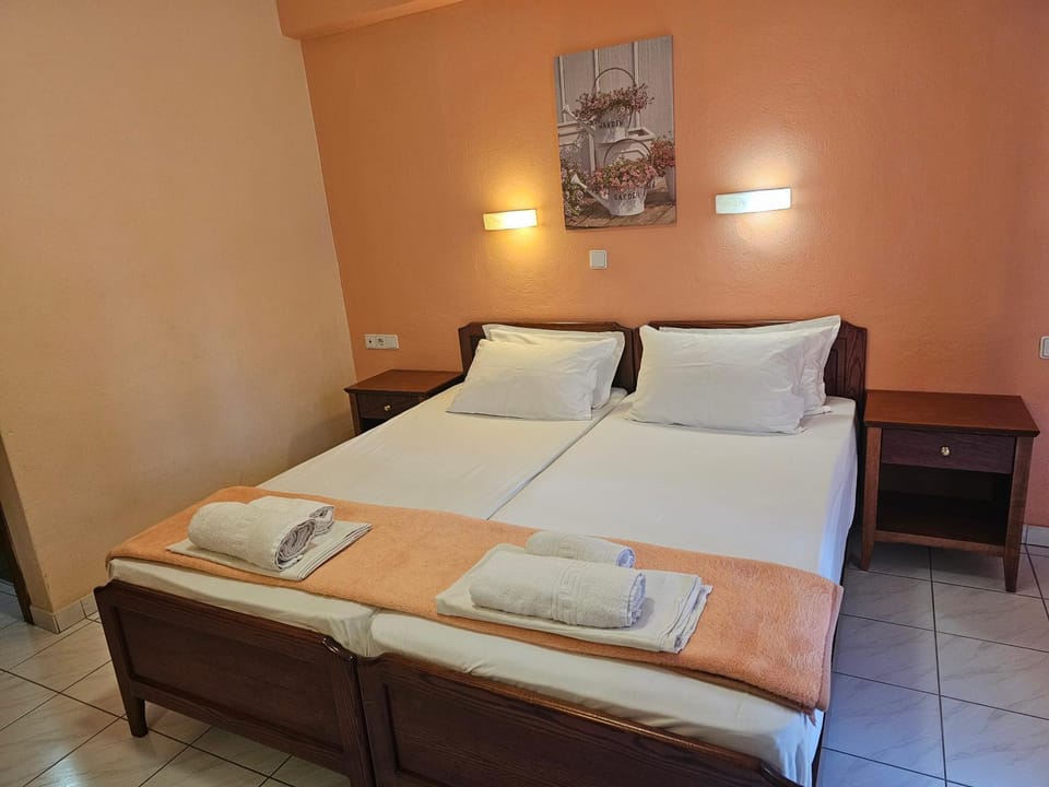 Bed, Photo of the whole room, Bedroom, towels