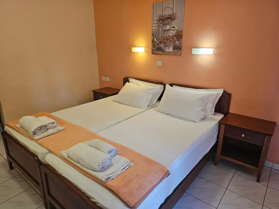 Bed, Photo of the whole room, Bedroom, towels