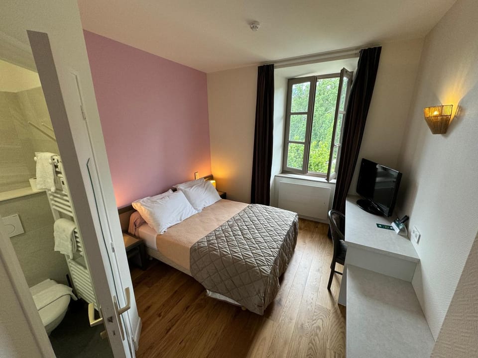 Bed, Bathroom, Photo of the whole room, Bedroom