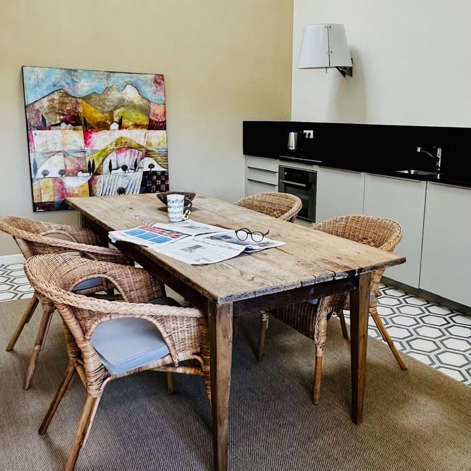 Kitchen or kitchenette, Dining area, oven, stove