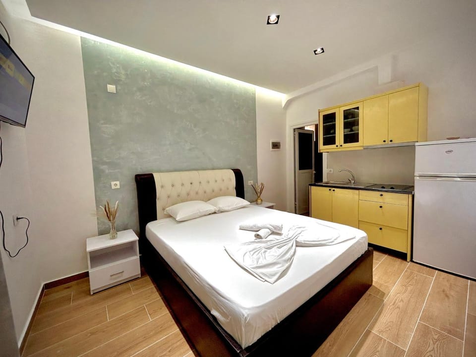 Kitchen or kitchenette, Bedroom