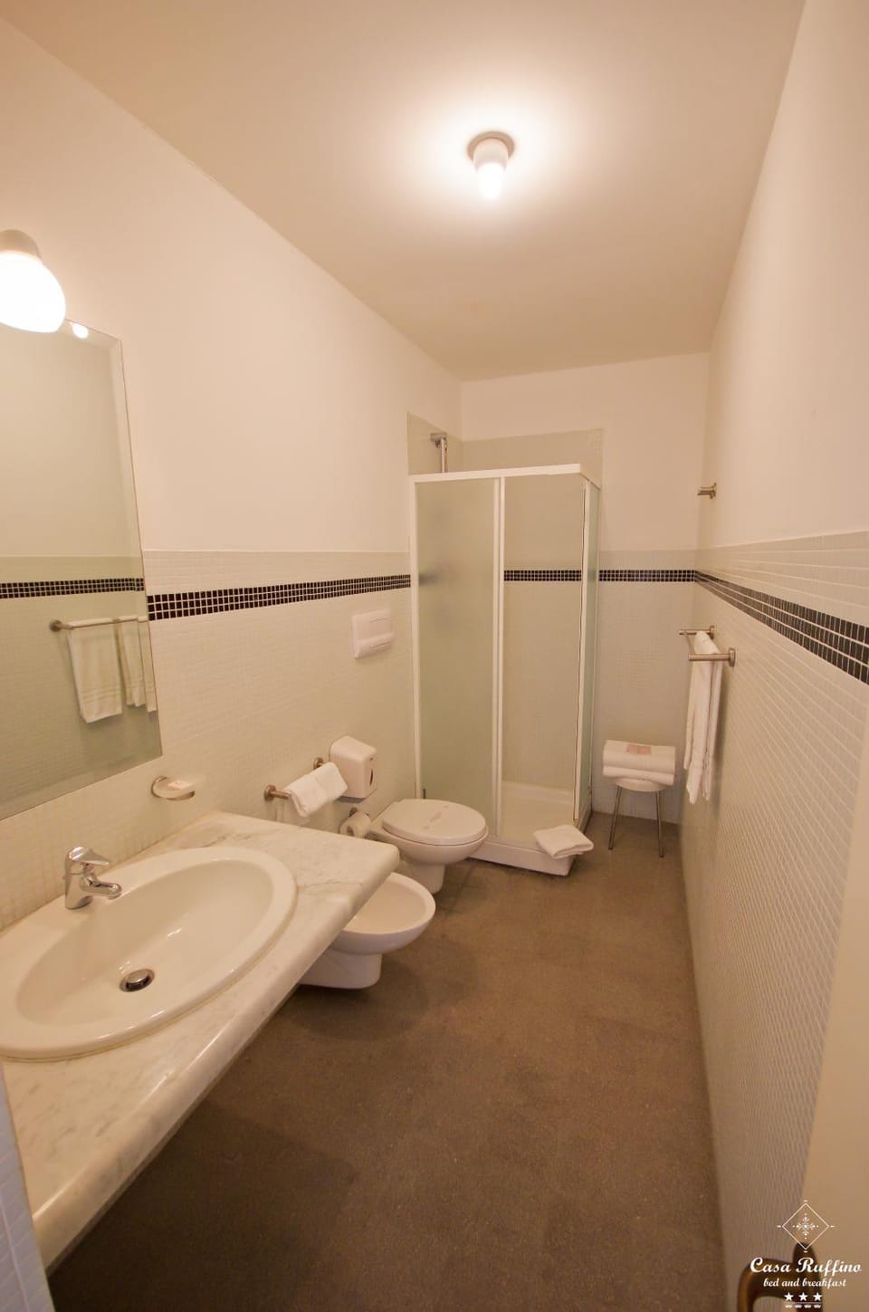 Shower, Toilet, Bathroom, bidet, towels