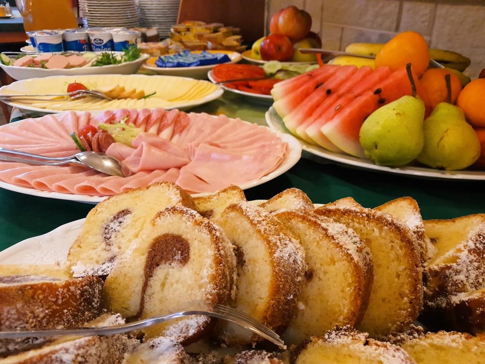 Property building, Restaurant/places to eat, Breakfast