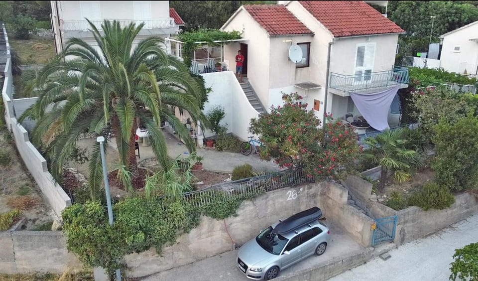 Property building, Garden, Balcony/Terrace, Parking