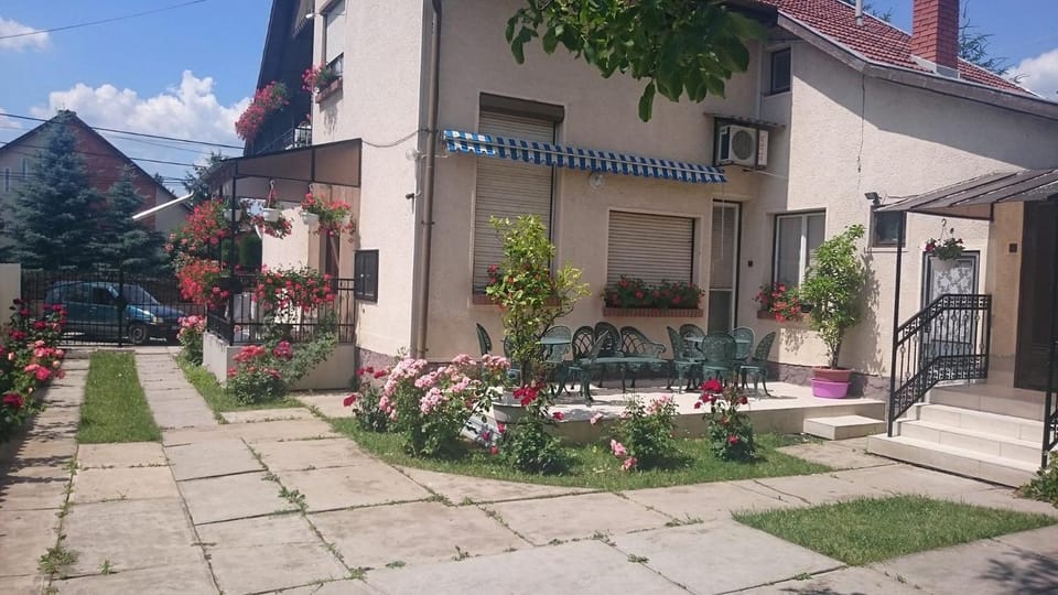 Property building, Garden, Balcony/Terrace, Garden view