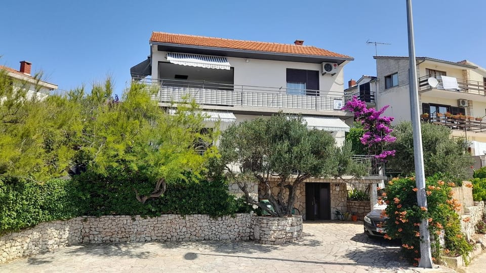Property building, Garden, Parking
