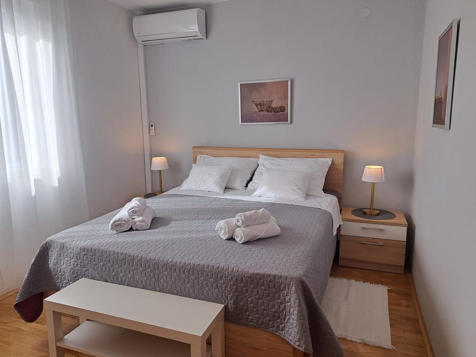 Bedroom, towels, air conditioner