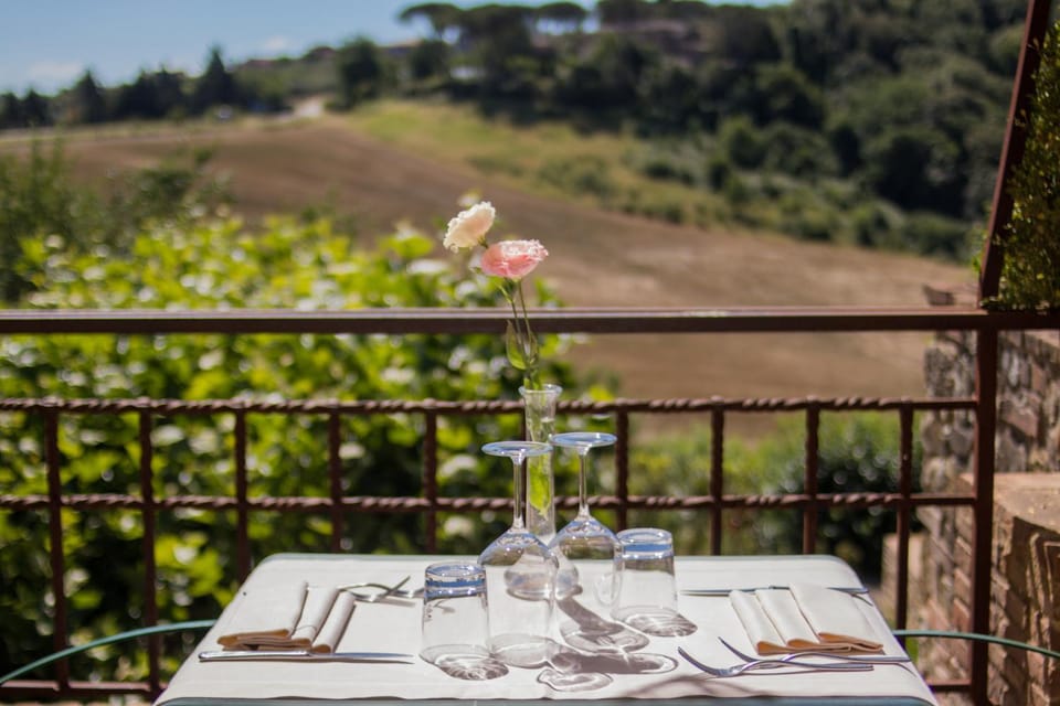 Restaurant/places to eat, Restaurant/places to eat, Balcony/Terrace