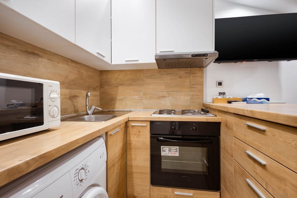 Kitchen or kitchenette, oven, stove