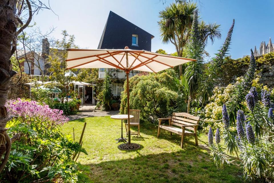 Logis Hotel Les Fuchsias Hotel in Saint-Vaast-la-Hougue