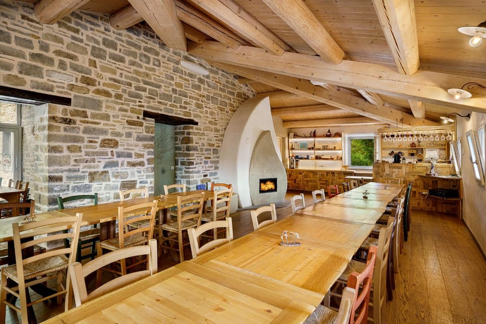 Restaurant/places to eat, Restaurant/places to eat, Seating area, Dining area