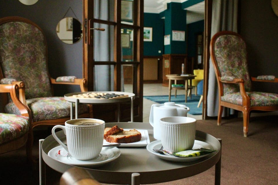 Restaurant/places to eat, Game Room, Living room, Lounge or bar, Food and drinks, Seating area