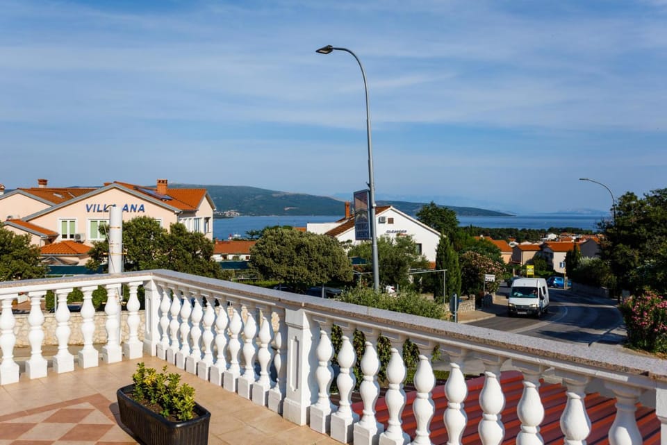 City view, Sea view, Location