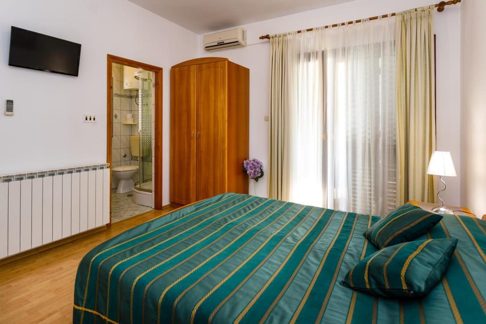 Bed, TV and multimedia, Bedroom, wardrobe
