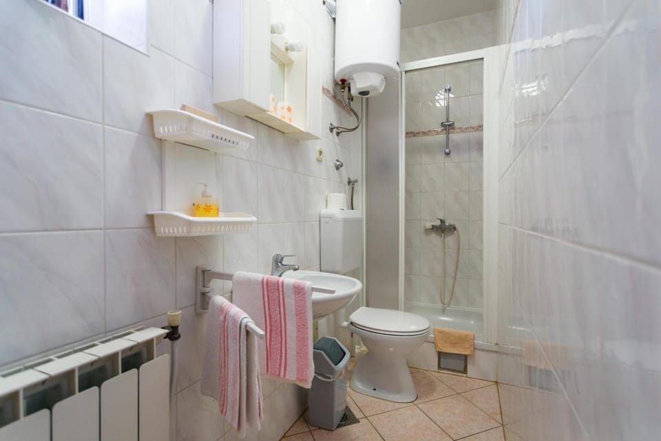 Shower, Toilet, Bathroom, towels