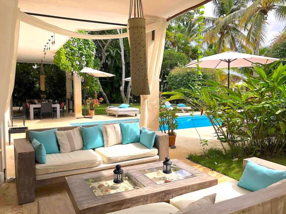Patio, Day, Garden, Living room, Seating area, Garden view, Pool view, Swimming pool, sunbed