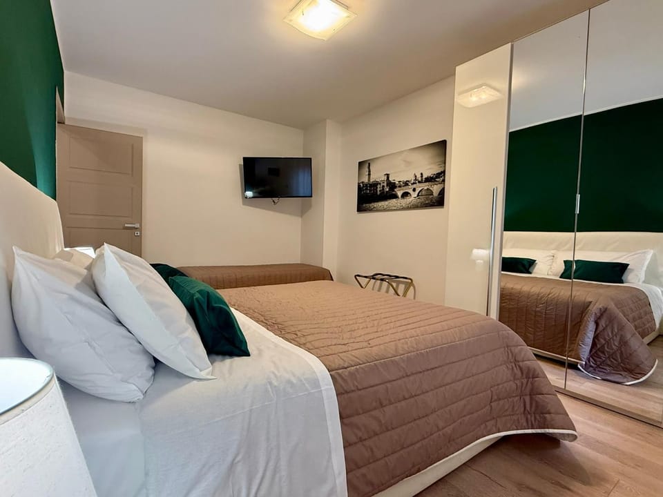 Bed, TV and multimedia, Photo of the whole room, Evening entertainment, Bedroom