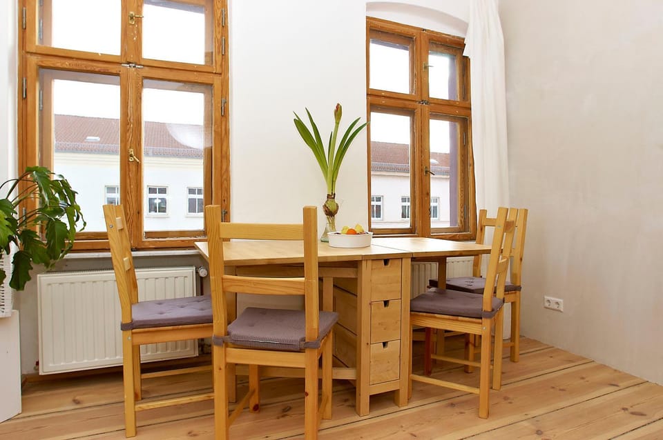 Day, Dining area