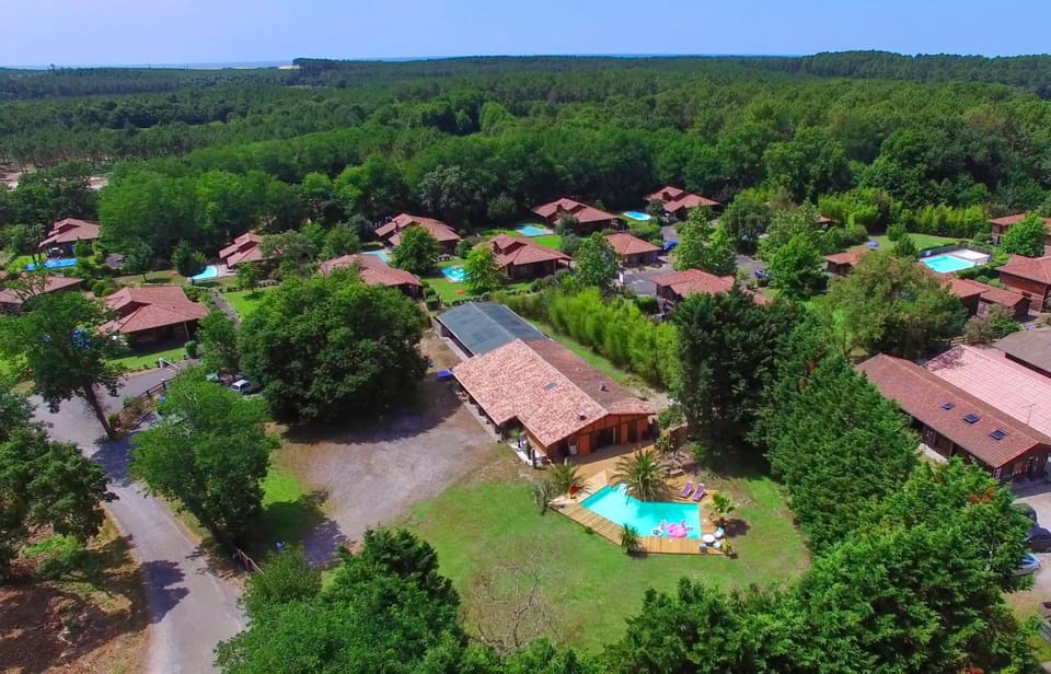 Property building, Natural landscape, Bird's eye view, Garden, Swimming pool, Location, Parking