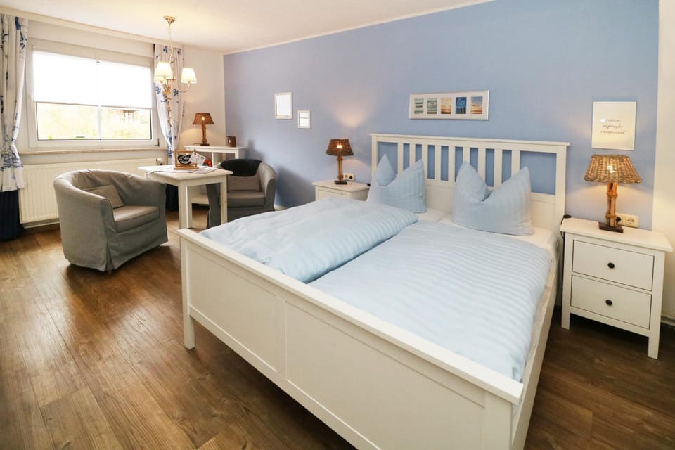 Bed, Photo of the whole room, Seating area, Bedroom