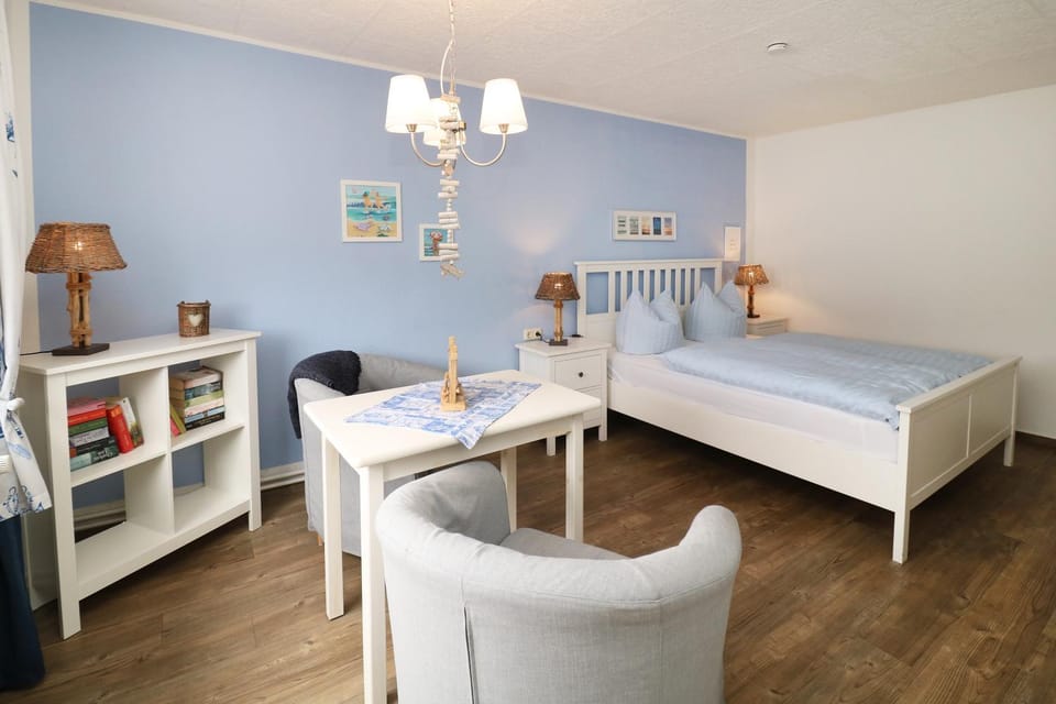 Bed, Library, Photo of the whole room, Dining area