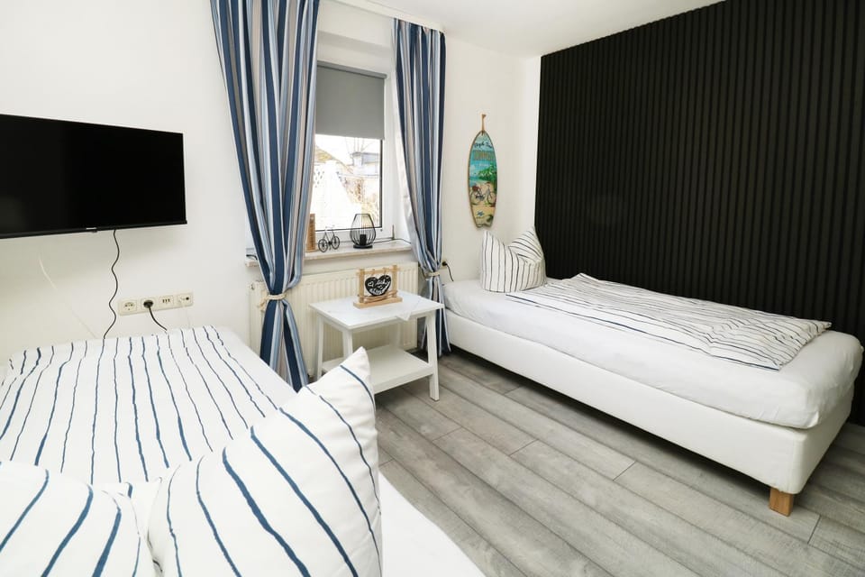 Bed, TV and multimedia, Photo of the whole room