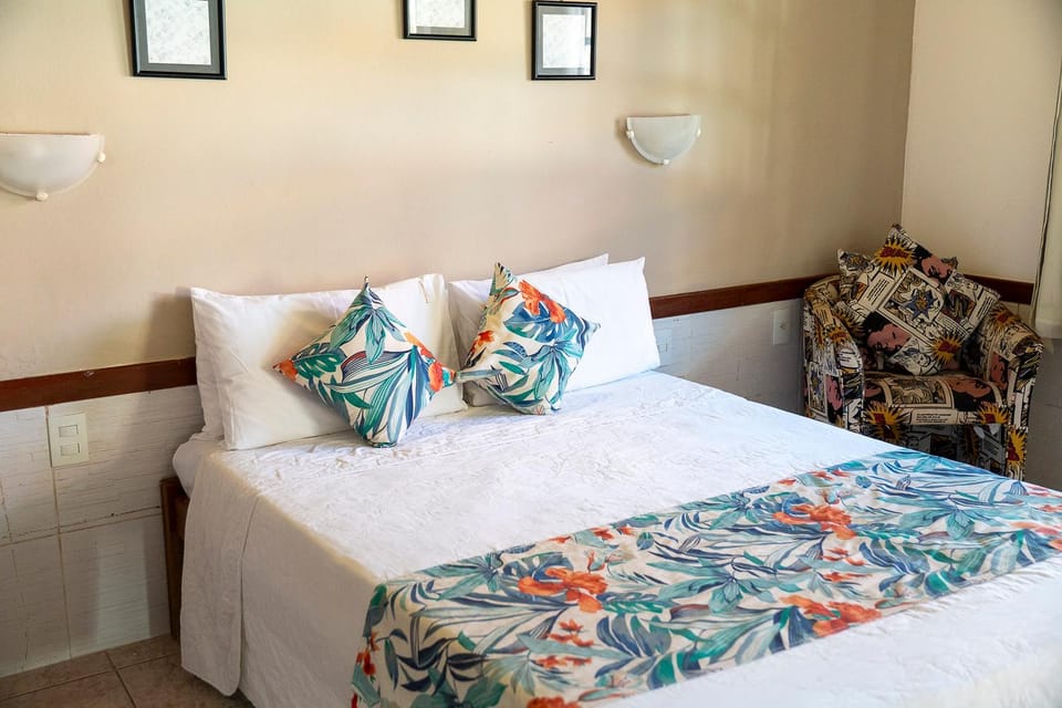 Bed, TV and multimedia, Bedroom, minibar, safe, air conditioner