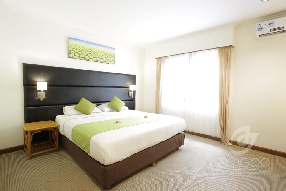 Bed, Bedroom, Garden view, Family