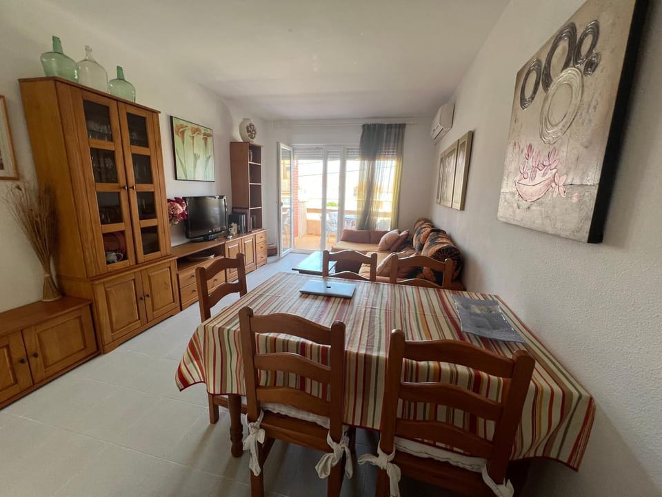 TV and multimedia, Living room, Seating area, Dining area