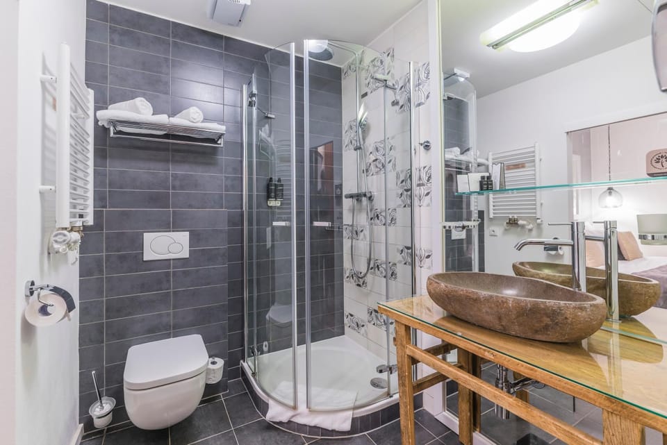 Shower, Toilet, Bathroom, towels