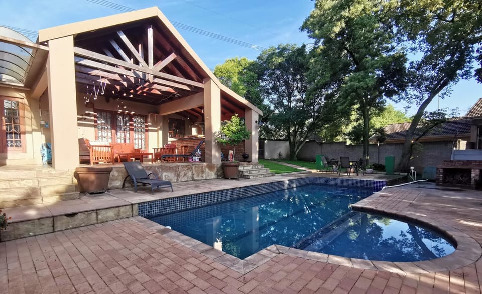 Property building, Balcony/Terrace, Swimming pool