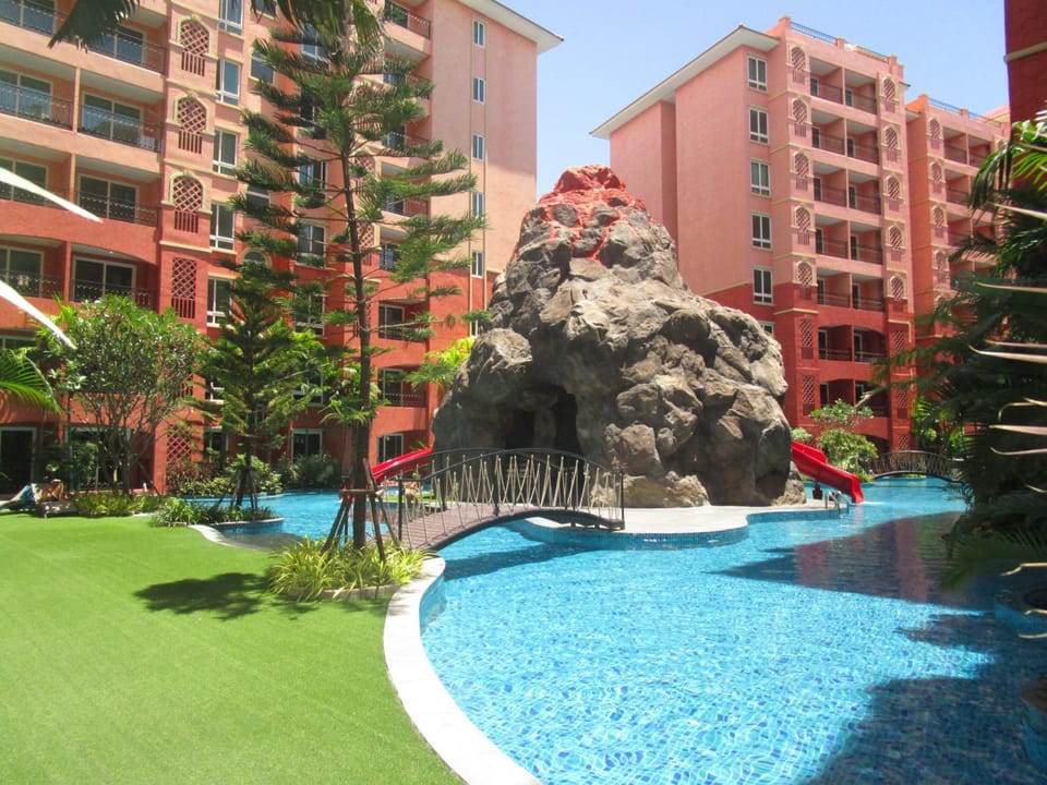 Nearby landmark, Swimming pool, Swimming pool