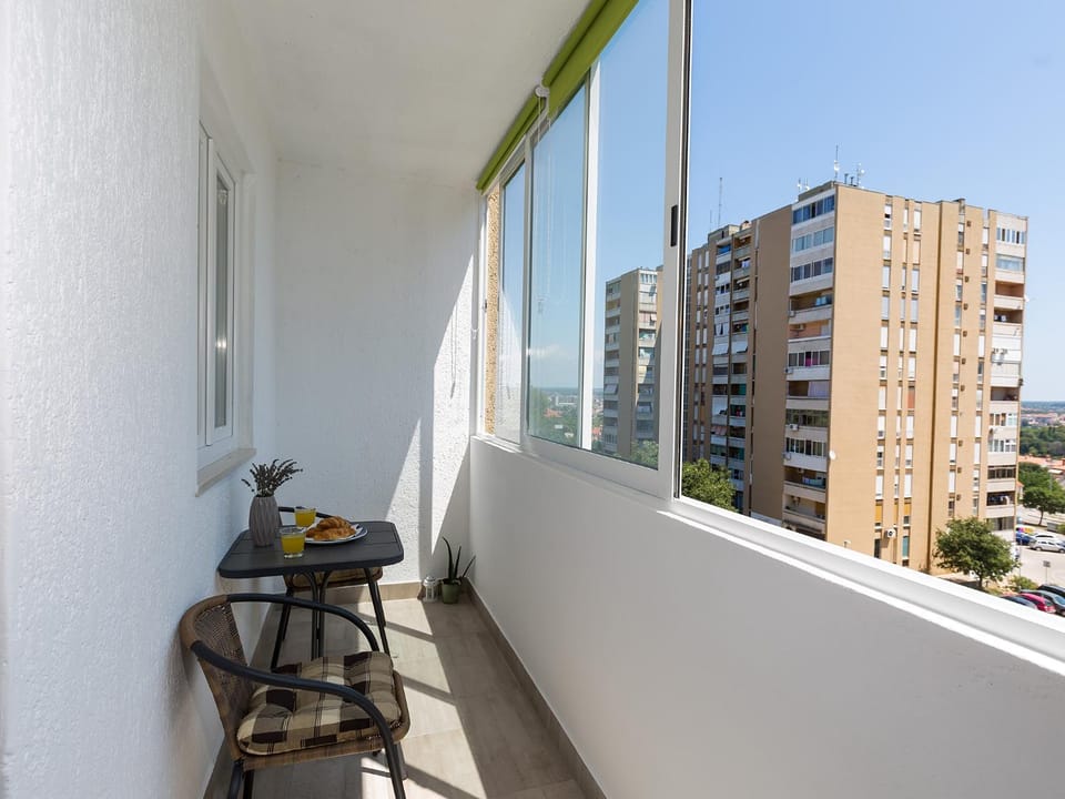 Day, Summer, Balcony/Terrace, Seating area, City view, Sunrise
