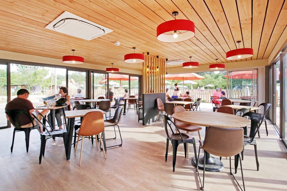 Restaurant/places to eat, People, Living room, Lobby or reception, Seating area