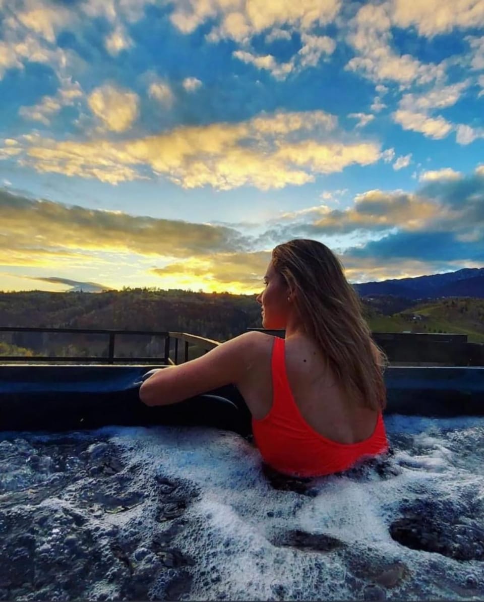 People, Hot Tub, Spa and wellness centre/facilities