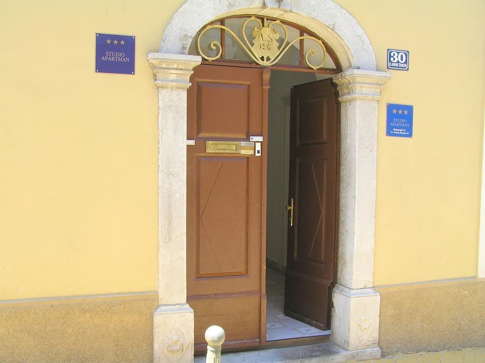 Facade/entrance