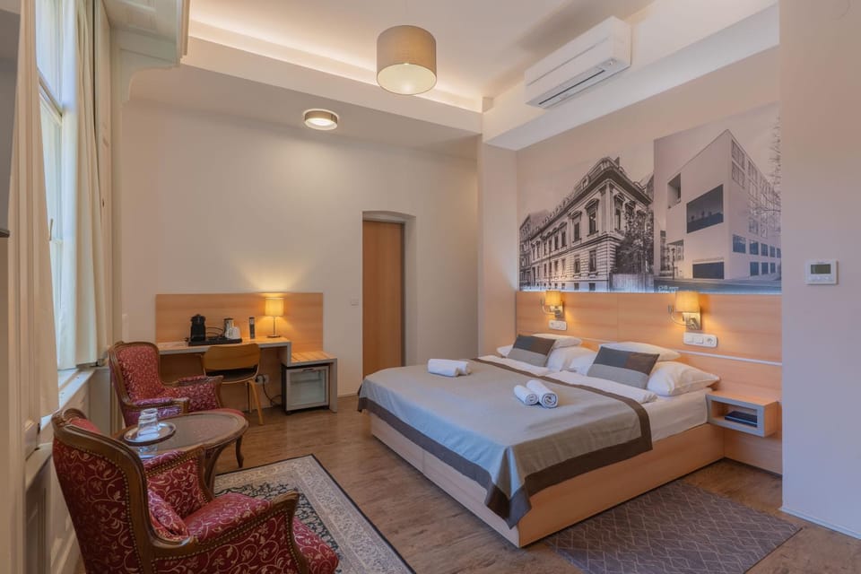 Bed, Photo of the whole room, Seating area, Bedroom
