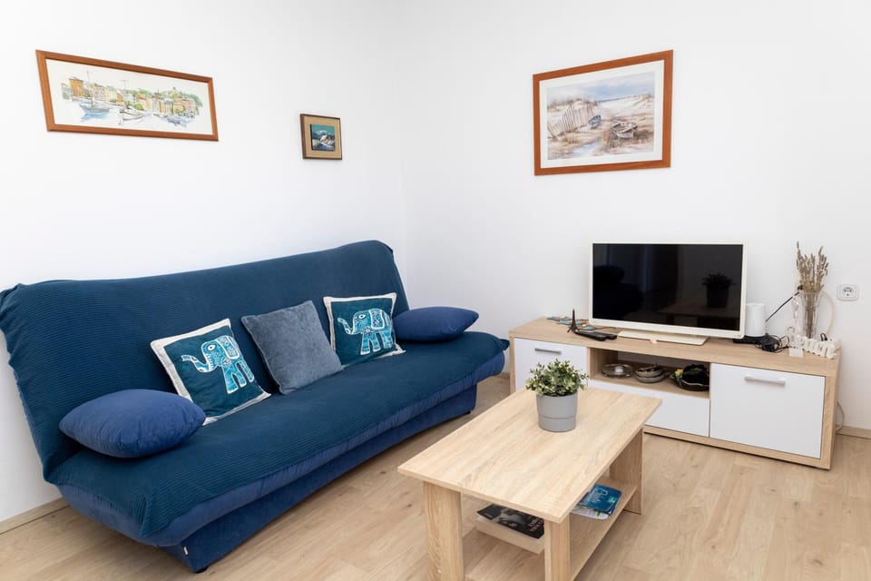 Communal lounge/ TV room, TV and multimedia, Living room, Seating area, Evening entertainment