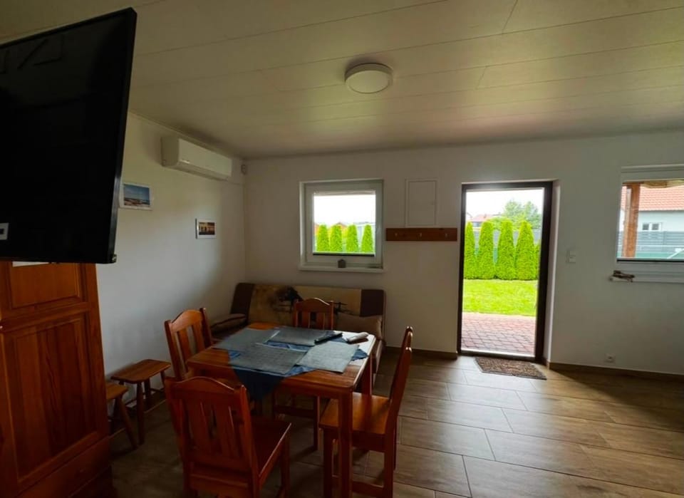 TV and multimedia, Living room, Seating area, Dining area