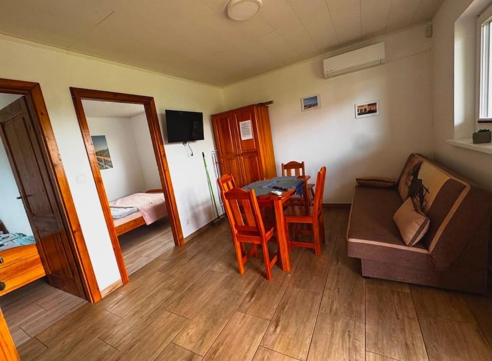 Bed, Living room, Seating area, Dining area, wardrobe, air conditioner