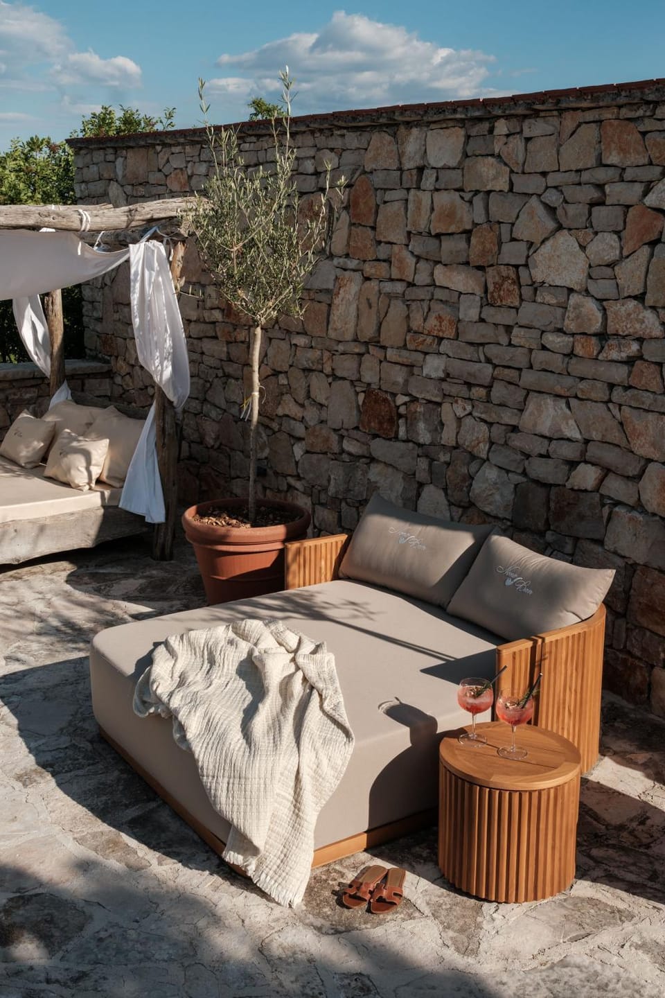 Day, Seating area