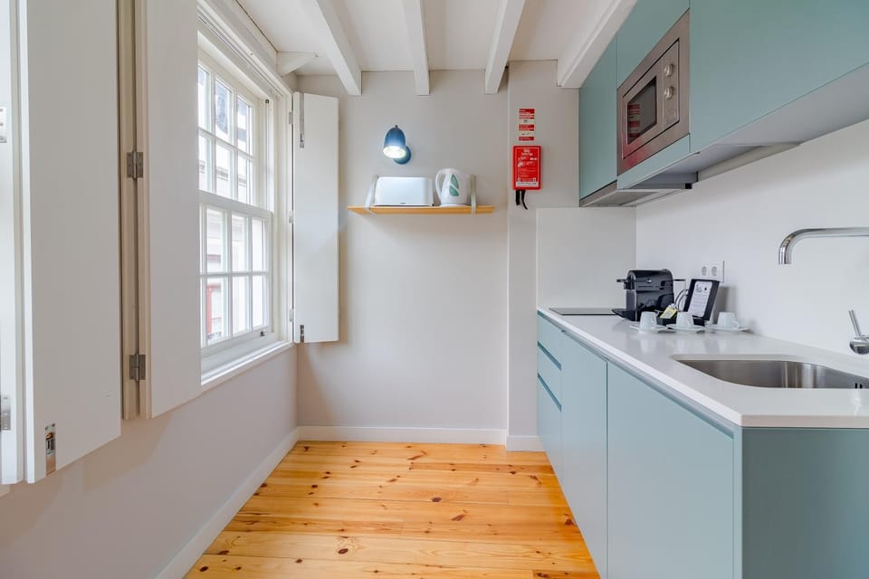 Kitchen or kitchenette, minibar, stove, toaster