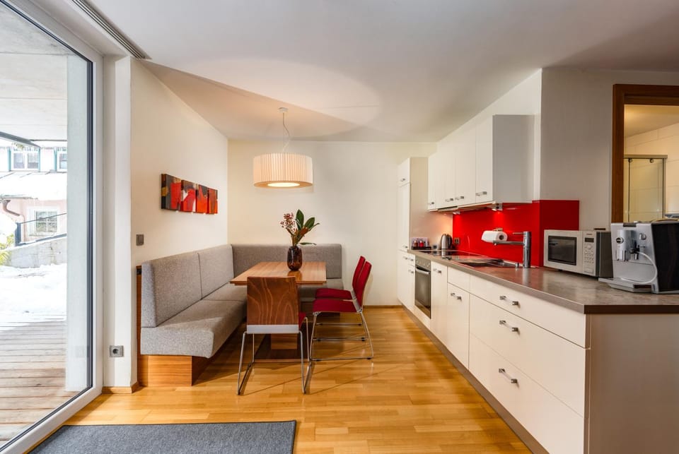 Kitchen or kitchenette, Seating area, Dining area, minibar, stove