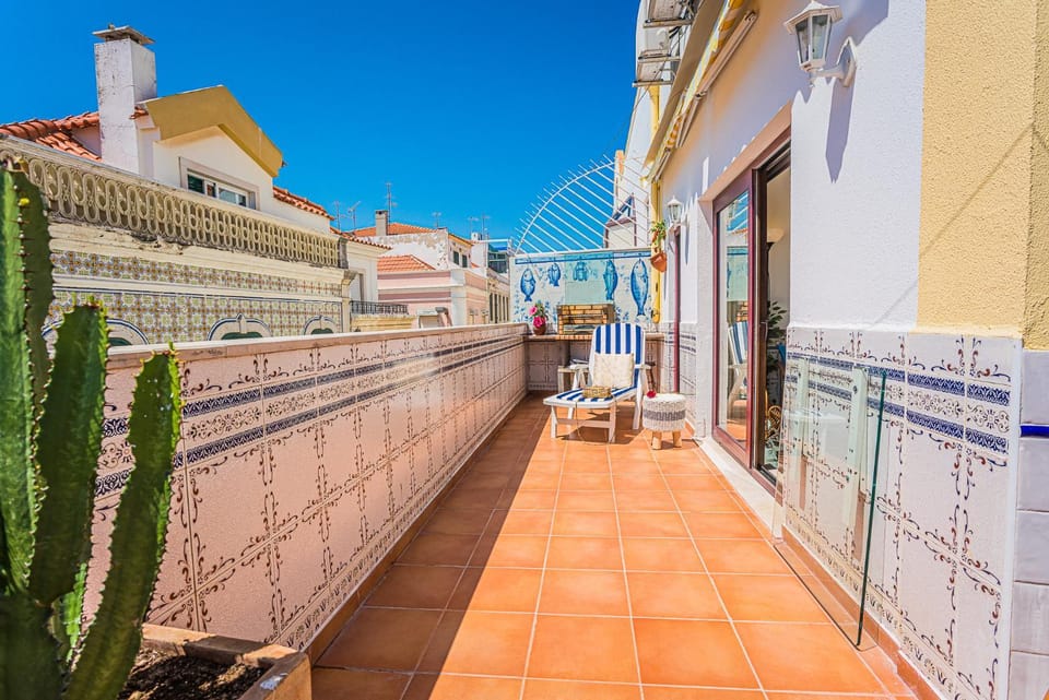 Neighbourhood, Balcony/Terrace, Sea view, Street view