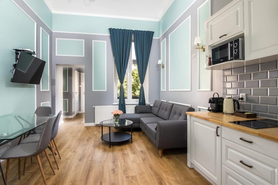 TV and multimedia, Coffee/tea facilities, Kitchen or kitchenette, Living room, Seating area, Dining area, minibar, stove