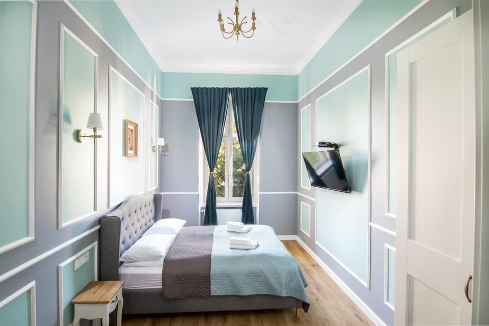 Bed, TV and multimedia, Photo of the whole room, Bedroom, towels