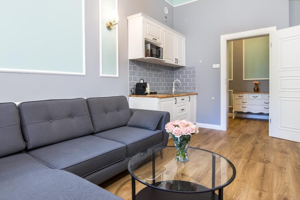 Kitchen or kitchenette, Living room, Seating area, Dining area, minibar, stove